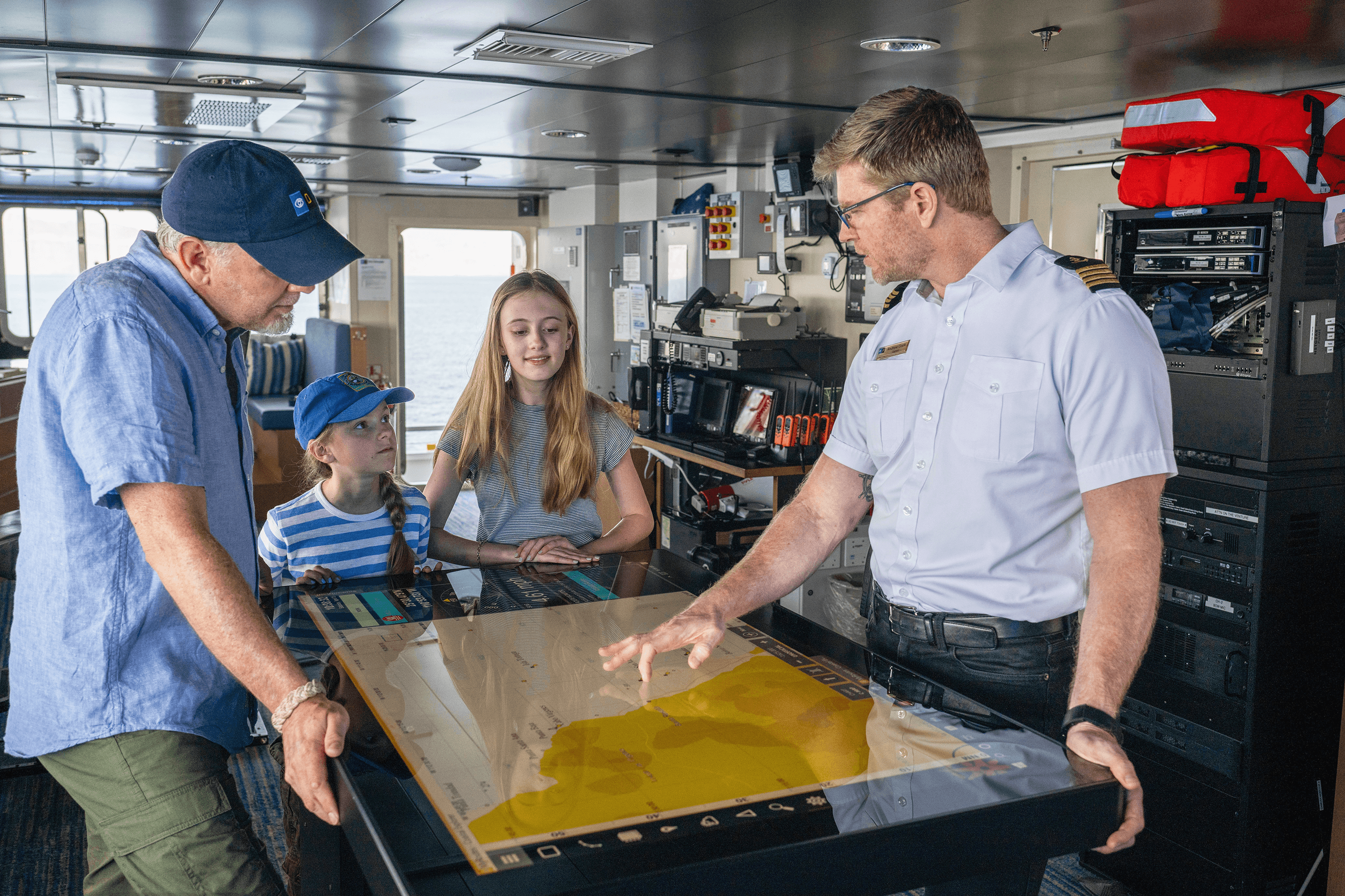 07_Large RGB-LEX-Ship NG Venture Interior - Bridge - DV-590.png